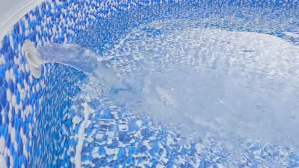 Zpomalené Video Velkého Proudu Vody Plnícího Bazén Vytvářejícího Malou Vlnu — Stock video