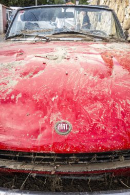 Villamanta, Madrid, İspanya; 09-05-2023: Güçlü bir yaz fırtınası sonrasında su ve çamurdan zarar gören klasik Fiat 124 spor örümceği