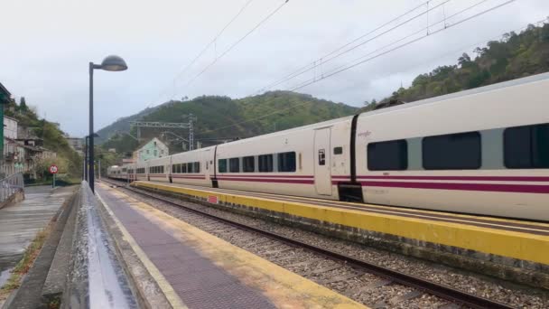ピアーズ スペイン 2022 レンフェのアルビア電車 オペレーター会社は 出口信号と最後に曲線を通過するオス ピアーズ駅に向かって出発します — ストック動画