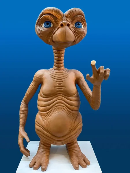 stock image Madrid, Spain; 01-03-2024: Life-size figure of probably the most famous extraterrestrial in the world E.T. from the 1982 film E.T.: The Extra-Terrestrial