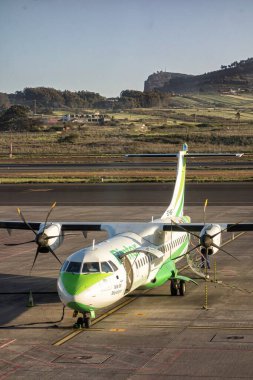 Tenerife, İspanya; 04-23-2024: Binter şirketinden pervane uçağı ve model ATR 72-600 Tenerife Kuzey havaalanında kalkış manevralarına başlamadan önce kapıları kapatıyorlar