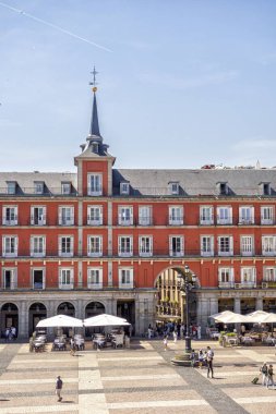 Madrid, İspanya; 07-28-2024: Madrid Belediye Başkanı sembolik kemerleri ve barların terasları ve yaz günü yürüyen insanlarla dolu binaları ile Madrid Belediye Başkanı