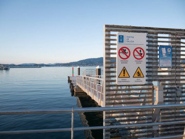 Baiona, Pontevedra, İspanya; 07-28-2024: Baiona limanında bulunan Galiçya limanlarına ait imzalar: banyo ve balıkçılık yasaklı, belirsiz tehlike ve kaygan zemin