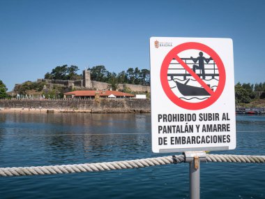 Baiona, Pontevedra, İspanya; 07-28-2024: Baiona Belediye Binası tabelası: Monterreal Kalesi 'nin yanındaki limanda 