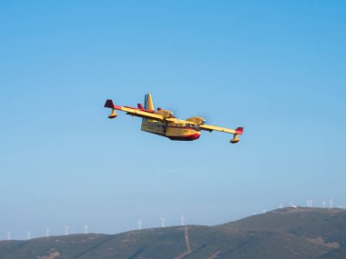 Ponferrada, Leon, İspanya; 08-19-2024: İspanya Hava Kuvvetleri 'nin 43. hava kuvvetlerinden Canadair CL-215 amfibi deniz uçağı, Barcena rezervuarından su toplama manevrasına hazırlanıyor.