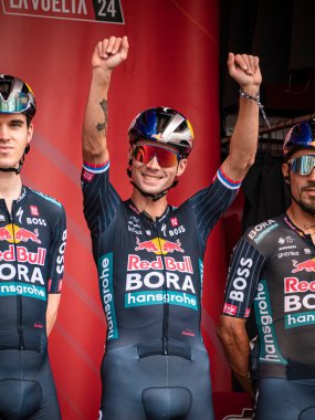 Villafranca del Bierzo, İspanya; 08-31-2024: Primoz Rogliç, Red Bull - Bora takım binicisi yumruklarını zaferle kaldırdı ve Vuelta a Espaa 'nın 14. sahnesindeki takım sunumunda kalabalığa el salladı