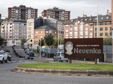 Ponferrada, Leon, İspanya; 09-11-2024: Ponferrada 'daki döner kavşakta Nevenka Fernandez' in resimli yüzünü gösteren plaket: 