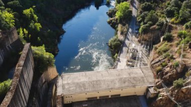 Brcena barajının ve dipteki hidroelektrik santralinin hava manzarası yenilenebilir enerji üretiyor. Nehre geri dönen suyun gücü sayesinde girdaplar oluşuyor.