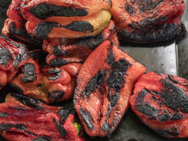 Kızarmış kırmızı biber (Capsicum annuum) soyulmaya ve kavanozlara koyulmaya hazır. Özellikle Ponferrada 'dan (biber yetiştiricileri) bu tipik Bercian yemeğini yaratmak için.)