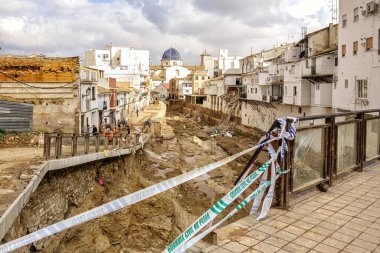 Chiva, Valencia, İspanya; 11-06-2024: Chiva ve La Rambla 'nın manzarası, Valensiya halkı üzerinde Dana' nın şiddetli yağmurlarının yol açtığı büyük sel felaketinin kalıntıları.