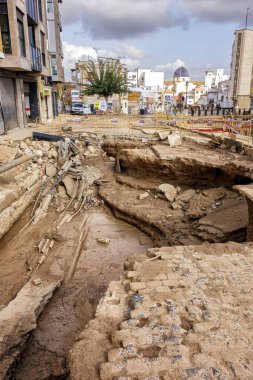 Chiva, Valencia, İspanya; 11-06-2024: Valencia 'nın Chiva kasabasında bir caddedeki çukur, Valensiyalı cemaatin üzerine Dana' nın şiddetli yağmurlarının neden olduğu Poyo vadisindeki sel yüzünden.