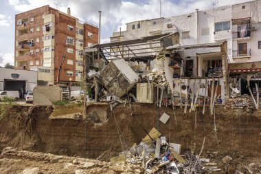 Chiva, Valencia, İspanya; 11-06-2024: Valensiya Topluluğu üzerinde Dana 'nın şiddetli yağmurlarının yol açtığı Poyo vadisindeki sel binaların yarısı yıkıldı