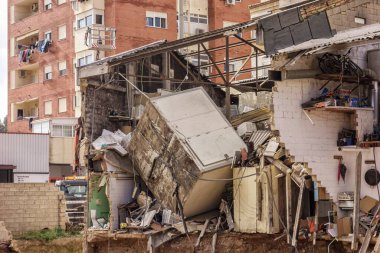 Chiva, Valencia, İspanya; 11-06-2024: Valensiya Topluluğu üzerinde Dana 'nın şiddetli yağmurlarının yol açtığı Poyo vadisindeki sel binaların yarısı yıkıldı