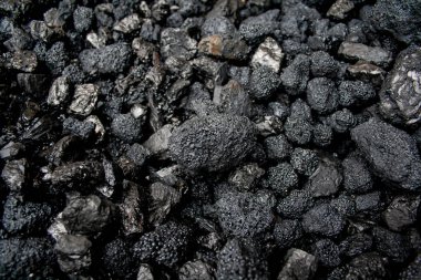 Asturias 'ın maden havzalarından elde edilen, yerli veya endüstriyel kullanım için yakıt olarak tasarlanan, pürüzlü ve çıkıntılı siyah kömür taşları yığını,