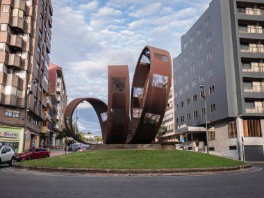 Ponferrada, Leon, İspanya; 09-11-2024: The Cinema Roundabout, klasik filmlerden 13 karenin sunulduğu selüloidi taklit eden üç döngüden oluşan yedinci sanata adanmış bir anıt.