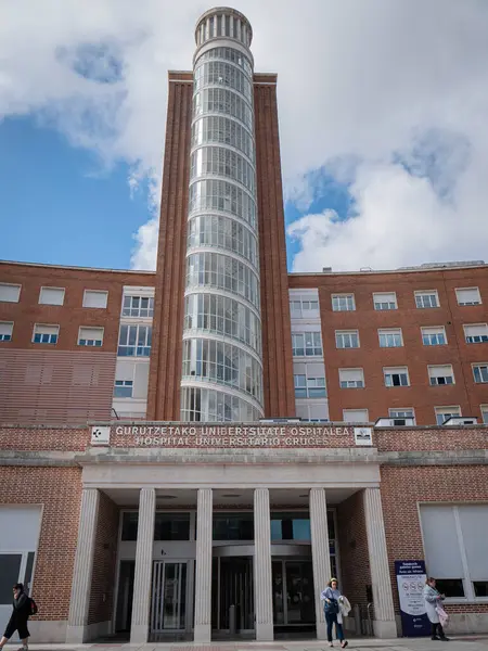 Baracaldo, Vizcaya, İspanya; 03-29-2025: Osakidetza 'nın bir parçası olan Cruces Üniversitesi Hastanesi' nin ön cephesi ve ana girişi, hastaların girip çıktığı Bask sağlık hizmeti