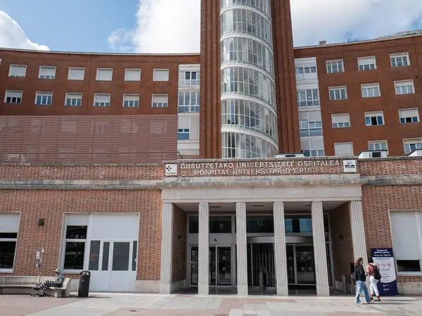 Baracaldo, Vizcaya, İspanya; 03-29-2025: Osakidetza 'nın bir parçası olan Cruces Üniversitesi Hastanesi' nin ön cephesi ve ana girişi, hastaların girip çıktığı Bask sağlık hizmeti