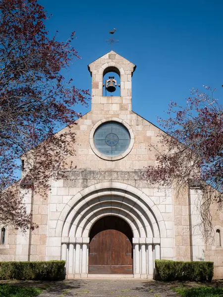 Ponferrada, Leon, İspanya; 03-30-2025: Santa Maria de Compostilla Kilisesi 'nin ön cephesi ve ana girişi, tepesinde haç ve kolları ve kemerleri olan ahşap bir kapı bulunan çan kulesi