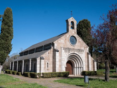Ponferrada, Leon, İspanya; 03-30-2025: Santa Maria de Compostilla Kilisesi, ahşap kapısı ve kulesi ile ana giriş ve kilisenin çeşitli sütunları ve pencereleri olan tarafı