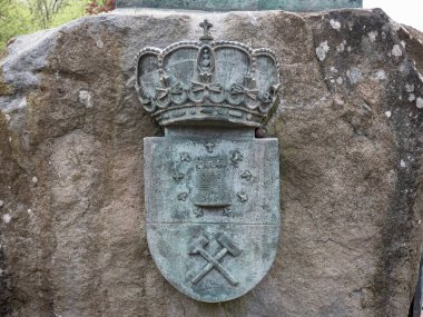 Torre del Bierzo, Leon, İspanya; 04-17-2025: Torre del Bierzo kasabasının taş arması dokuz haç, bir topuz ve haçlı bir balyozla çevrili bir taş kuleden oluşur.