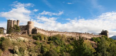 Ponferrada, Leon, İspanya; 09-11-2024: Kökeni tarih öncesine dayanan İspanya 'nın kuzeybatısındaki en önemli kale kabul edilen Ponferrada Tapınağı' nın panoramik manzarası