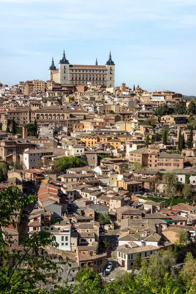 Şehrin üzerinde yükselen Alcazar 'la Toledo' nun manzarası. Bu tarihi İspanyol imparatorluk kasabasında dar sokaklar ve geleneksel binalarla çevrili.