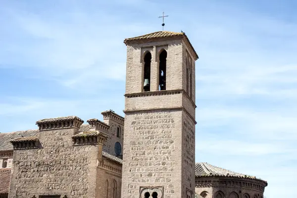 Toledo, İspanya; 04-09-2025: Santiago el Mayor Kilisesi 'nin çan kulesi veya Toledo' daki Mudejar sanatının bir örneği olan Santiago del Arrabal