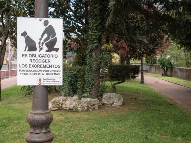 Torre del Bierzo, Leon, İspanya; 04-17-2025: Parktaki bir tabela, bir insanın köpek kakası topladığını ve 