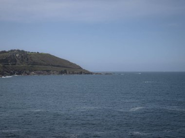 Atlantik Kubbesi 'nin, San Pedro Dağı' nın tepesinden Atlantik Okyanusu 'nun su ve dalgaları üzerinde yükselen görüntüsü, ufuk ve küçük bulutlu mavi bir gökyüzü.