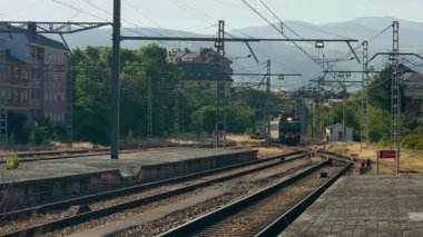 Ponferrada, Leon, İspanya; 06-16-2025: İspanyol firması Renfe Viajeros 'un 217 M bölgesel orta mesafe treni Ponferrada istasyonuna 1. platforma giden geçiş noktalarından giriyor.