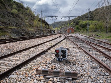 Rayların yanındaki düşük demiryolu çıkış sinyali kırmızı gösterge verir (dur duyurusu) ve beton prizma şeklinde bir demiryolu göstergesi (ray gözcüsü))