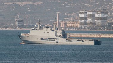 Malaga, İspanya; 07 / 07 / 2025: İspanya Deniz Kuvvetleri amfibi gemisi Galiçya İspanya 'nın Mlaga kentinde demirledi. Deniz operasyonları sırasında arka planda görülen kıyı binaları ve liman