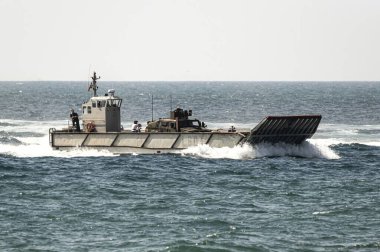 Malaga, İspanya; 07 / 08 / 2025: İniş gemileri, Mlagas kıyısı yakınlarında bir AAV-7 amfibik zırhlı personel taşıyıcısı taşıyan bir İspanyol donanma iniş platformundan hızla uzaklaşıyor