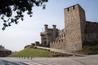 Ponferrada, Leon, İspanya, 09-11-2024: Tapınakçıların Kalesi 'nin ana cephesi ve girişi, Ponferrada kentindeki bir ortaçağ kalesi, kentin başlıca turistik merkezi.