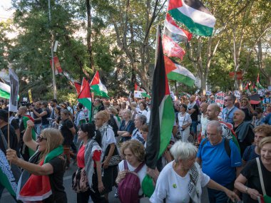 Madrid, İspanya, 04-10-2025: Filistin halkına destek olmak ve İsrail tarafından gerçekleştirilen soykırıma karşı Filistin bayrakları sallayan kalabalık Madrid sokaklarında yürüyor