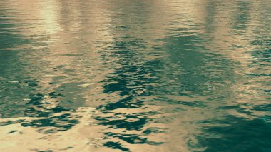 Parlak turkuaz su yüzeyinde sıvı dalgalı dalgalar var. Basit soyut doğal arkaplan 3D illüstrasyon.