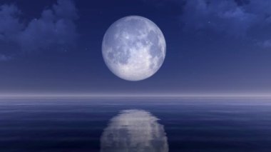 Koyu mavi yıldızlı gece gökyüzünde olağandışı büyük dolunay. Sakin okyanusun parlak ayna gibi su yüzeyine yansıyan bulutlar. Huzurlu manzara doğal arka plan. 4K 'da yapılmış 3B animasyon.