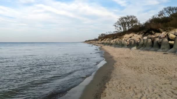 Ruhige Parallaxe Meereslandschaft Der Ruhigen Ostsee Mit Leerem Einsamen Sandstrand — Stockvideo