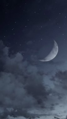 Koyu mavi yıldızlı gece gökyüzünün dikey görüntüsü. Kabarık bulutların arasında muhteşem bir yarım ay var. Kopya alanı 3D animasyonlu romantik gece vakti doğal arkaplanı.