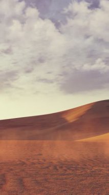 Issız kumlu çöl manzarasının dikey panoramik görüntüsü dramatik bulutlu gökyüzünün altında devasa kum tepeleri ve alacakaranlıkta manzaralı günbatımı. Hiç insan olmadan doğal arka plan 4K içinde oluşturulan 3D animasyon