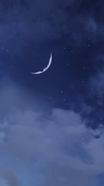 Kümülüs bulutları arasında fantastik büyük yarım ay ile romantik yıldızlı gece gökyüzü. Sihirli gece vakti bulutlu cennet ve yeni ay doğal dikey arkaplan, uzayda uçan 3 boyutlu fantezi animasyonu.