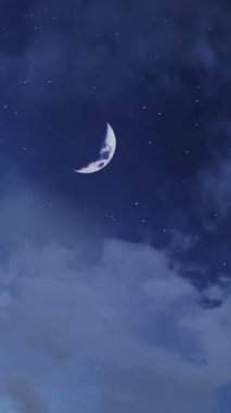 Tüylü kümülüs bulutları arasında fantastik büyük yarım ay ile sihirli yıldızlı gece gökyüzü. Rüya gibi gece bulutlu cennet doğal dikey arkaplan, uzayda uçmak 3 boyutlu fantezi animasyonu.