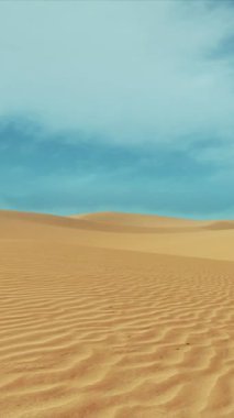 Gündüz vakti çorak kum tepeleri üzerinde mavi bulutlu gökyüzü olan basit kumlu çöl manzarası. Hiçbir insan minimalist doğal arka plan 3 boyutlu animasyon.