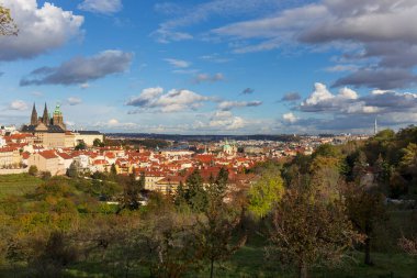 Gotik Şatosu, renkli Doğa ve Ağaçları ve Çek Cumhuriyeti 'nin Petrin Tepesi' nden dramatik Gökyüzü ile Sonbahar Prag Şehri