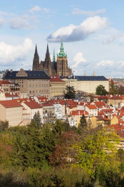 Gotik Şatosu, renkli Doğa ve Ağaçları ve Çek Cumhuriyeti 'nin Petrin Tepesi' nden dramatik Gökyüzü ile Sonbahar Prag Şehri