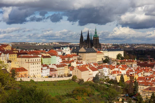 Autumn Prague City Gotickým Hradem Barevnou Přírodou Stromy Dramatickou Oblohou — Stock fotografie