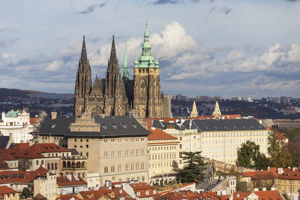 Herbst Prag Stadt Mit Gotischer Burg Farbenfroher Natur Und Bäumen — Stockfoto