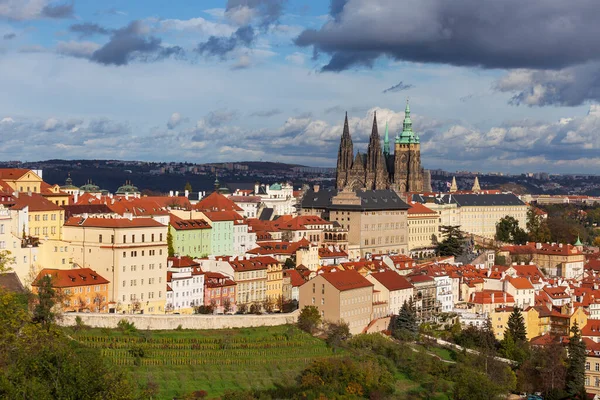 Jesień Miasto Praga Gotyckim Zamkiem Kolorowa Przyroda Drzewa Dramatyczne Niebo — Zdjęcie stockowe