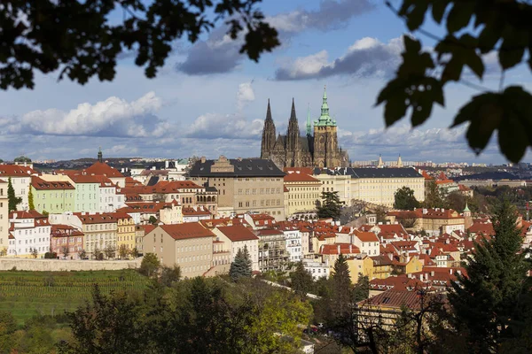 Otoño Praga Ciudad Con Castillo Gótico Colorida Naturaleza Árboles Cielo —  Fotos de Stock