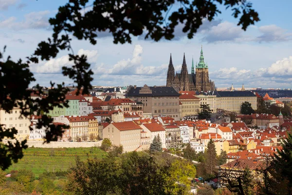Herbst Prag Stadt Mit Gotischer Burg Farbenfroher Natur Und Bäumen — Stockfoto